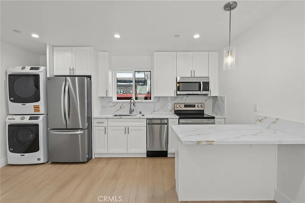 4 bed, 1400 sqft, $3,895 — Photo 2