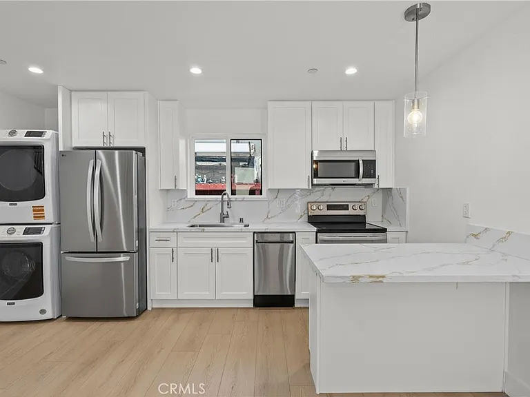 322 Leslie Way — Photo 2