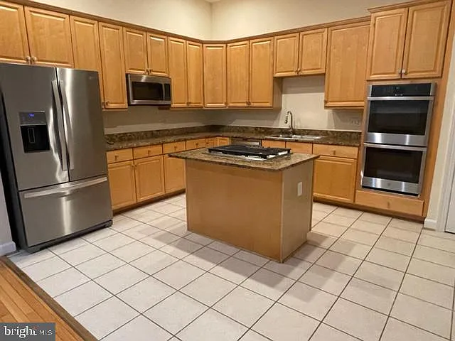 3 bed, 3.5 bath, 2235 sqft, $3,900 — Photo 2