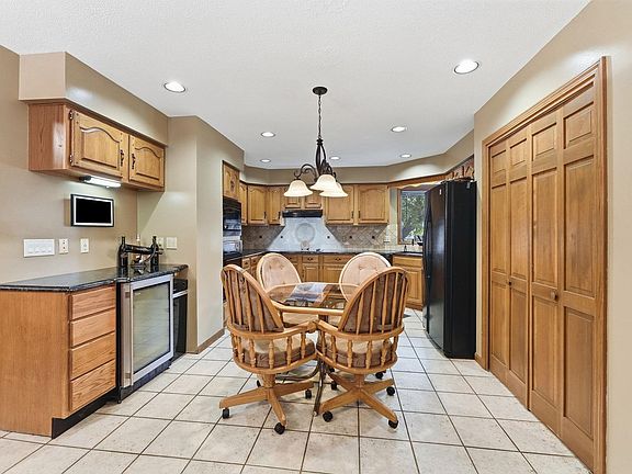 5th image of 10002 Crown Point Dr