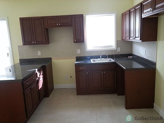 3rd image of 118 9th Ave W #2
