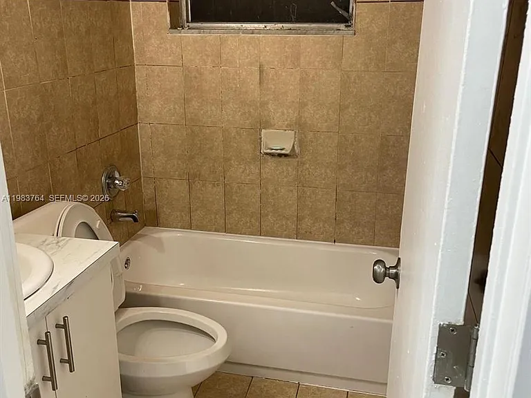 210 NE 40th Ct #1-2 — Photo 4