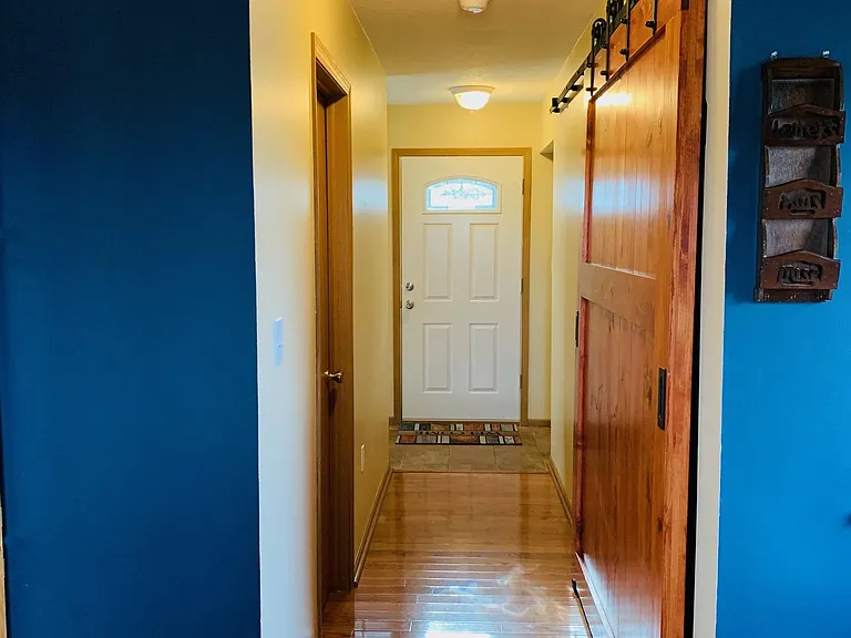 Hallway from front door to kitchen