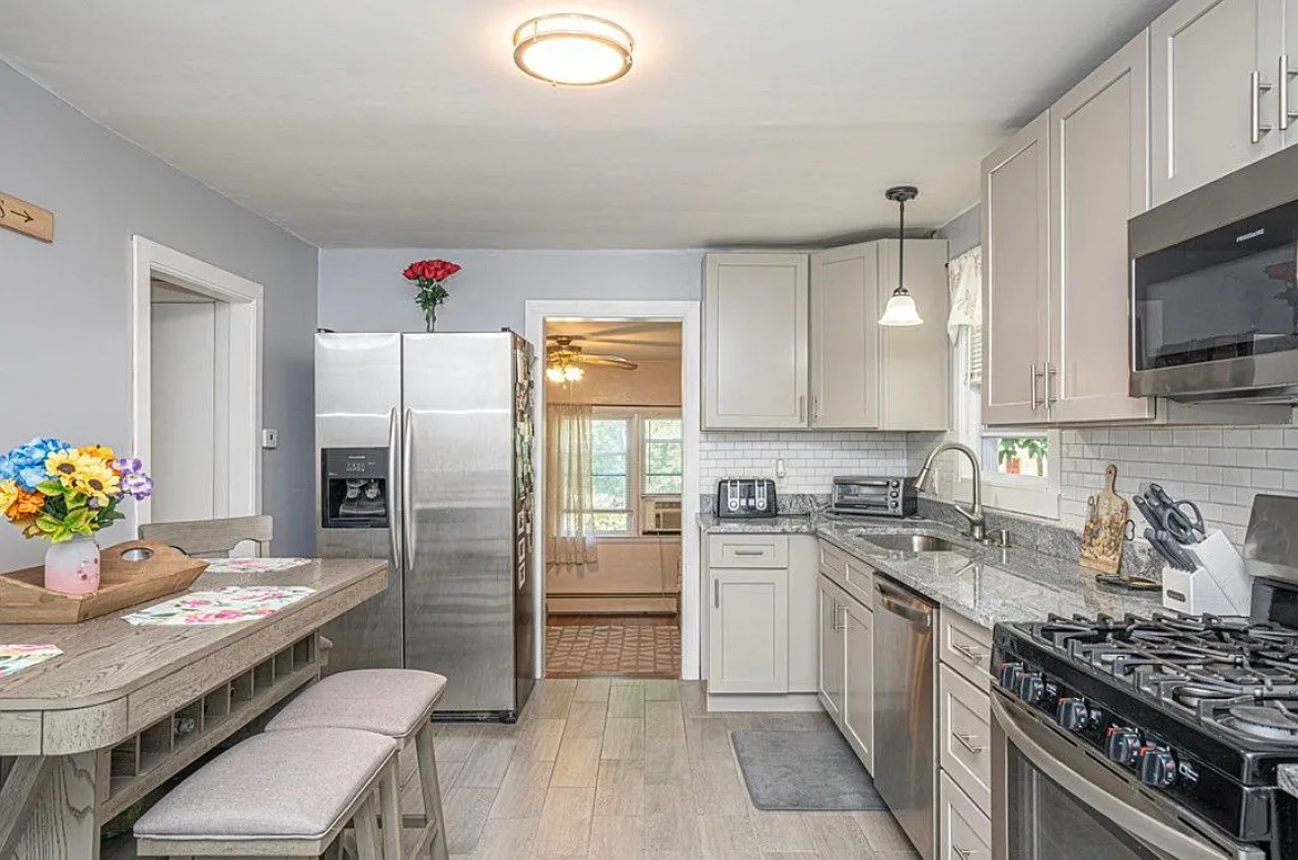 3 bed, $2,100 — Photo 1