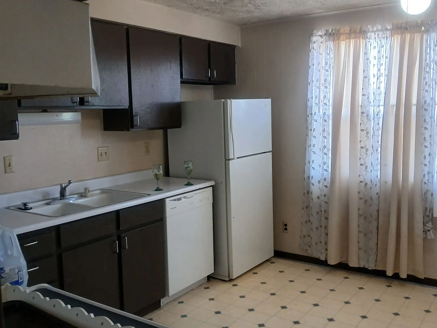 2 bed, 750 sqft, $1,200 — Photo 1