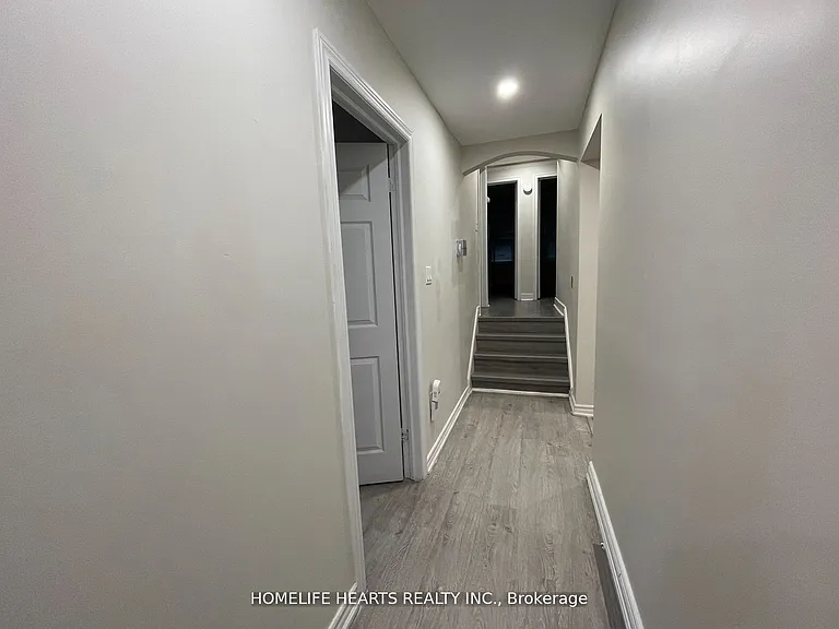 4674 Eastwood Cres — Photo 18