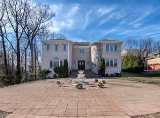 946 Seneca Rd, Great Falls, VA 22066