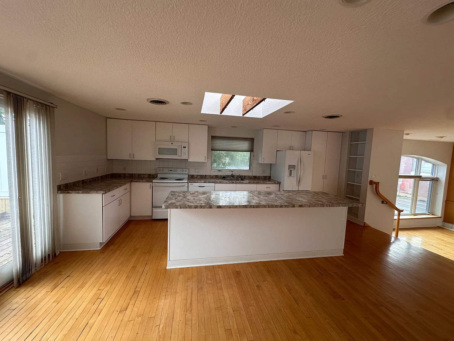 2 bed, 1.5 bath, 1920 sqft, $1,800 — Photo 2