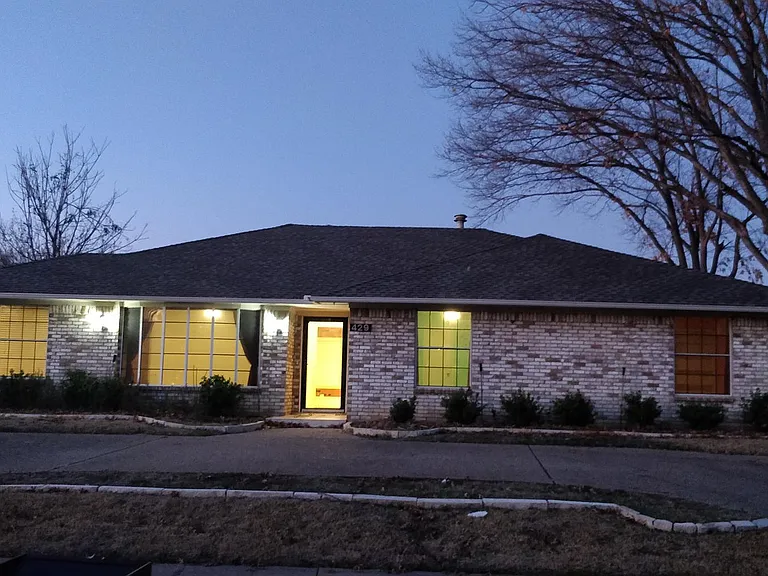 429 Sheffield Dr — Photo 1