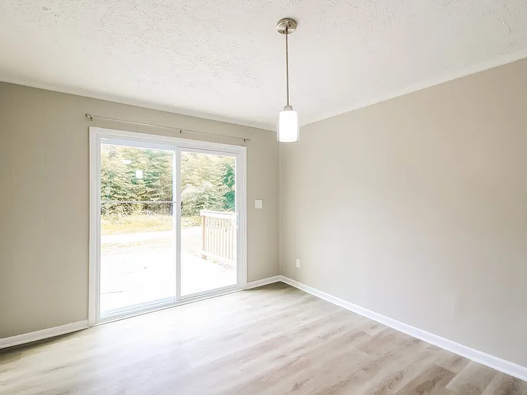 558 Wavelyn Way — Photo 6