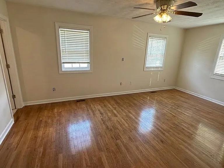 910 Liston Ln — Photo 4