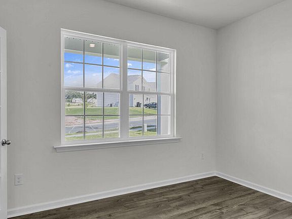 4th image of 718 Lazy Elm Lane