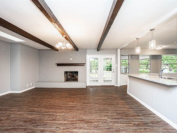 3rd image of 2704 Fleetwood Dr