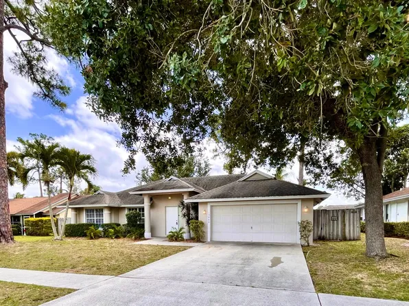 13868 Paddock Dr, Wellington, FL 33414