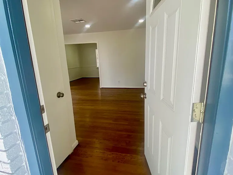 3118 Castlewood St — Photo 6