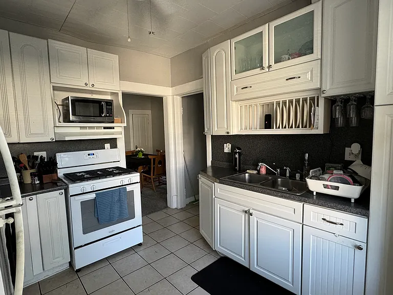 1635 Larchmont Ave — Photo 6