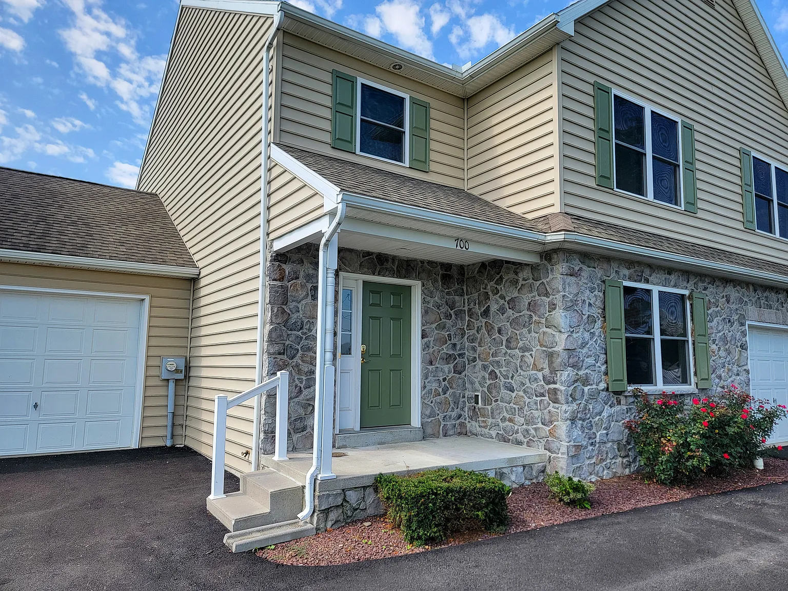 3 bed, 1895 sqft, $2,095 — Photo 2