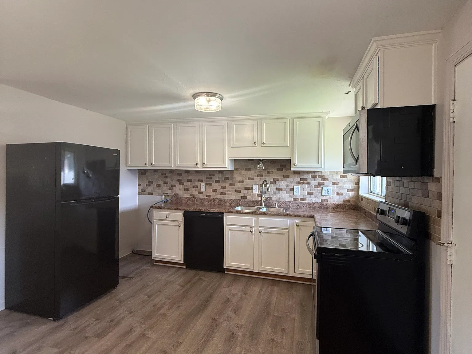 2 bed, 936 sqft, $1,600 — Photo 3