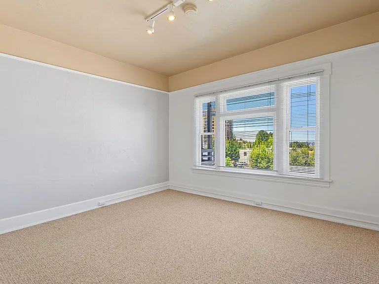 1 Bedroom with den close to SW! Walking distance to Providence Park! — Photo 27