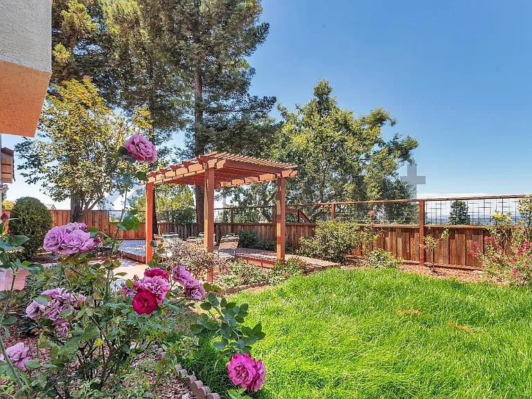 1001 Sandhurst Dr — Photo 35
