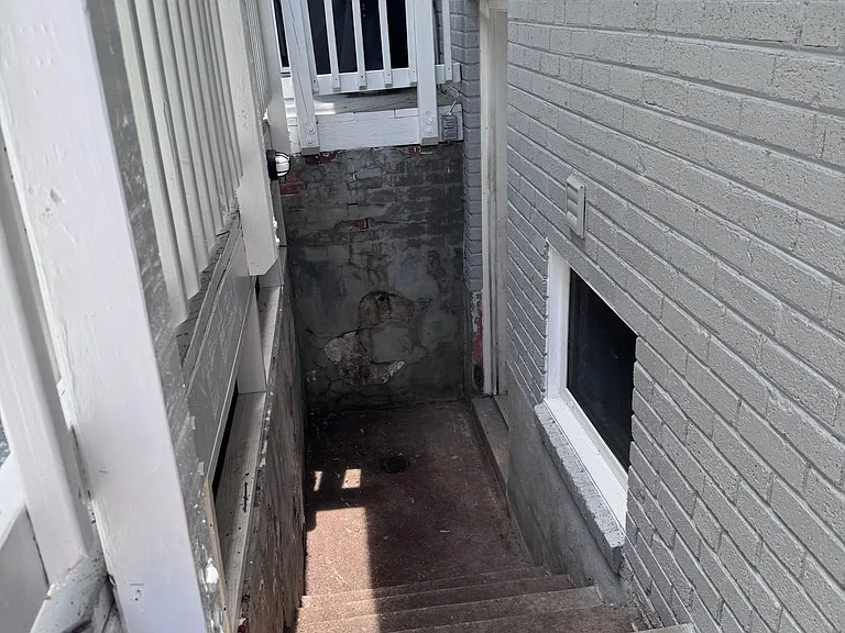 877 Patrick Henry Dr — Photo 22