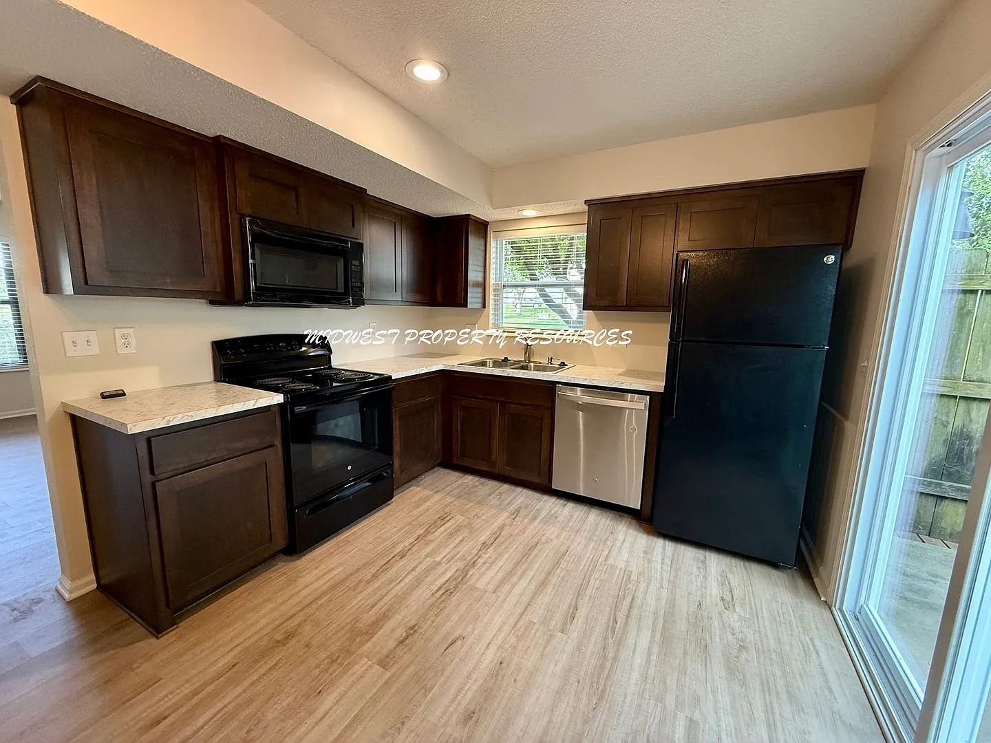 Updated 2bd 1.5 bath Duplex w/ Garage — Photo 3