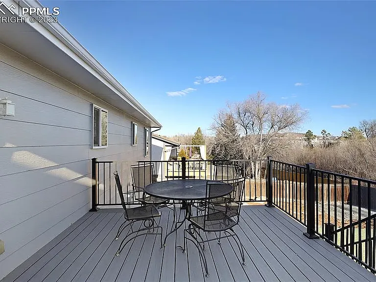 915 Valkenburg Dr — Photo 26
