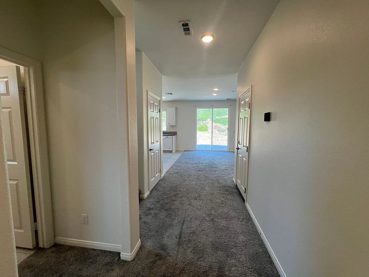 Riverside - Spring Mountain Ranch Area - 4+3 Available! — Photo 3