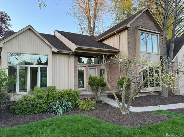5304 Pond Bluff Dr, West Bloomfield, MI 48323