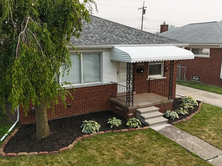 18536 Holland Ave — Photo 2