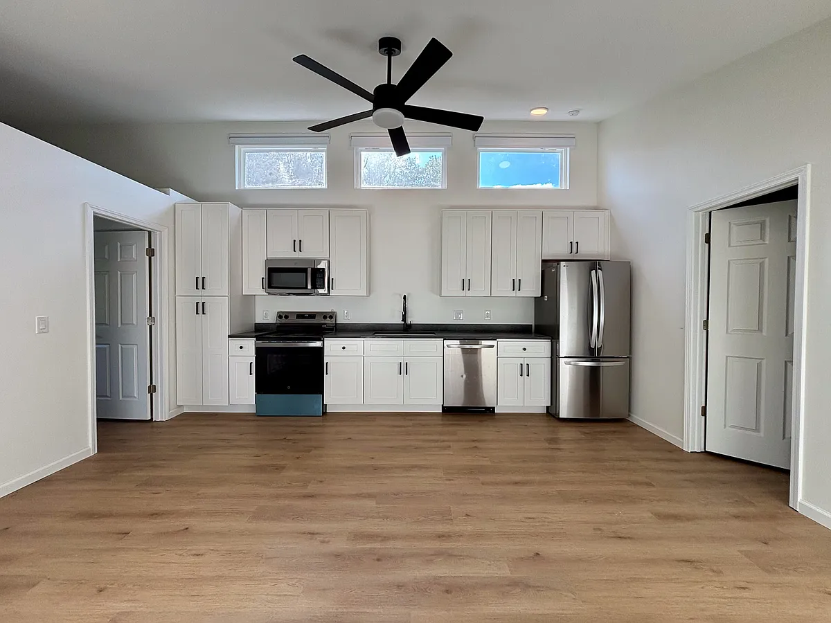 Full kitchen with new appliances (incl: oven, microwave, sink, dishwasher, & fridge). - 3862 Cowan Cir