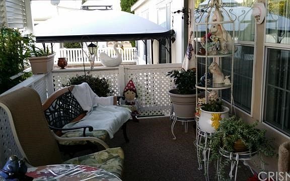 Great outdoor raised patio perfect for entertaining company!