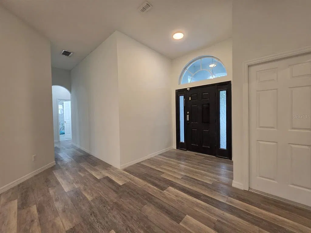 3 bed, 2.0 bath, 1950 sqft, $2,300 — Photo 3
