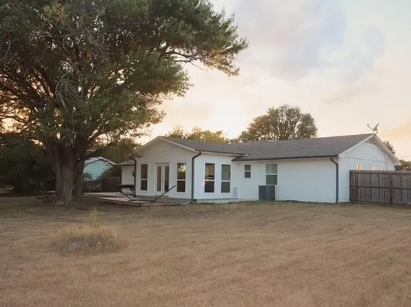 913 7th St, Lexington, TX 78947