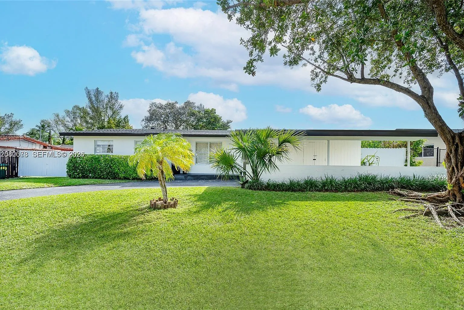 Tropical Ranch Lakeside S — Photo 1