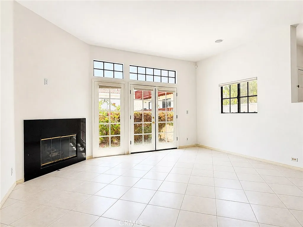 3 bed, 2.5 bath, 2105 sqft, $4,950 — Photo 3