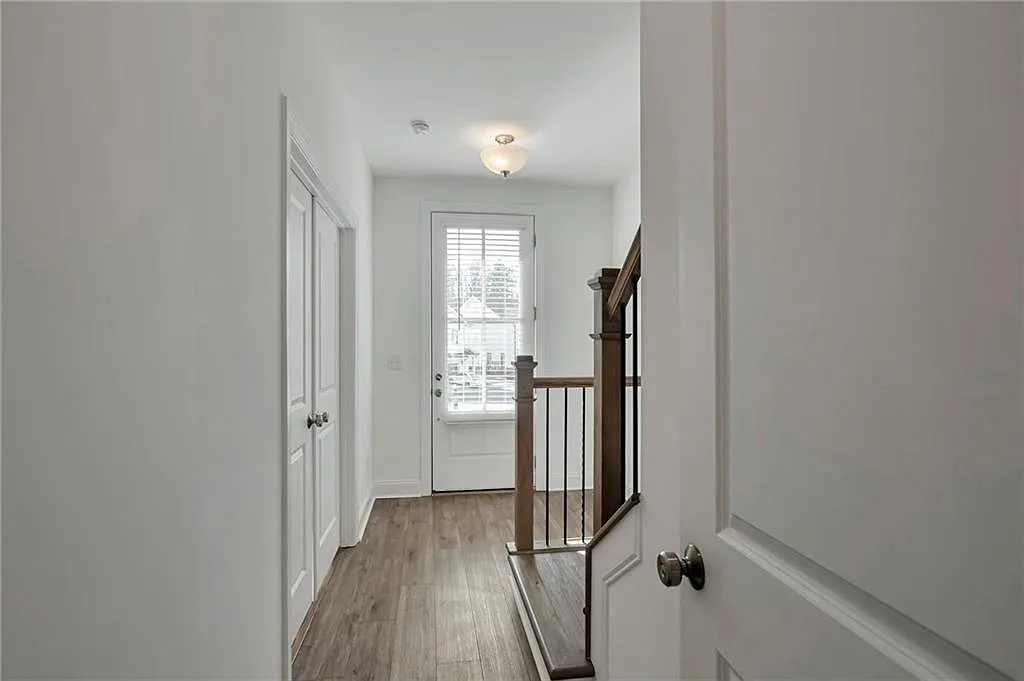 3 bed, 3.5 bath, 2050 sqft, $2,500 — Photo 3