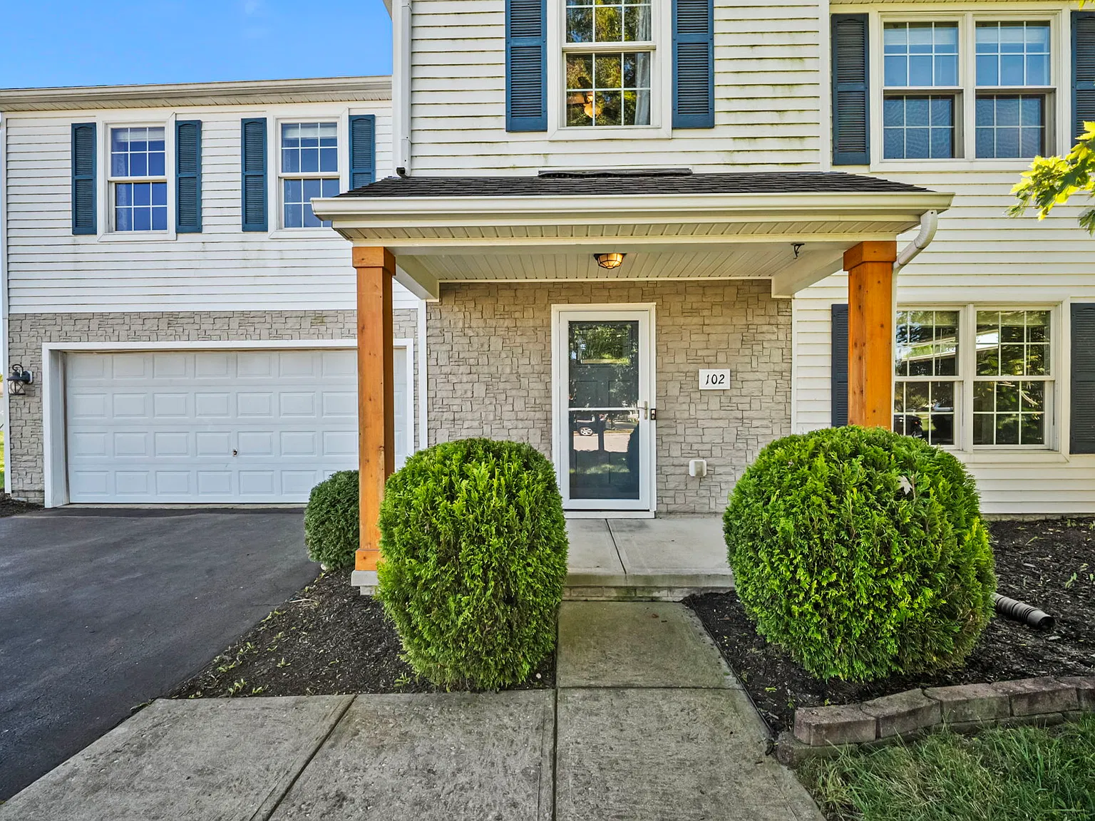 3 bed, 2250 sqft, $2,600 — Photo 2