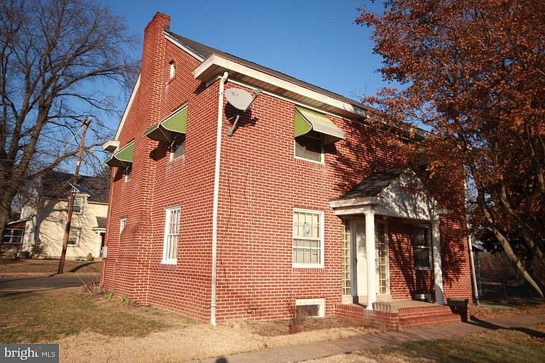 2nd image of 860 Cedar Ln
