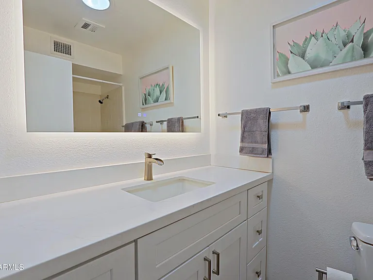 703 E Auburn Dr — Photo 26