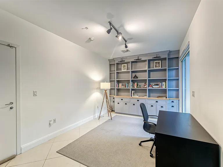 727 NE 4th Ave — Photo 22