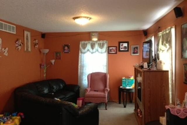 2nd image of 2058 Des Moines St
