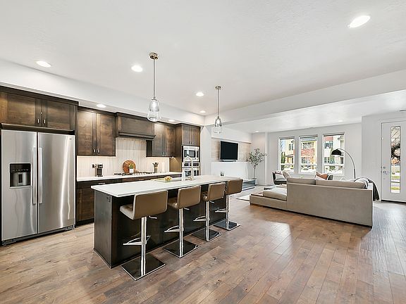 3rd image of 3714 E Parkcenter Blvd