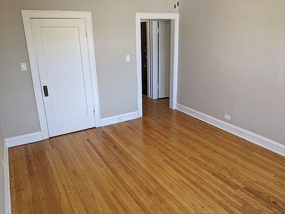 3rd image of 5023 N Rockwell St