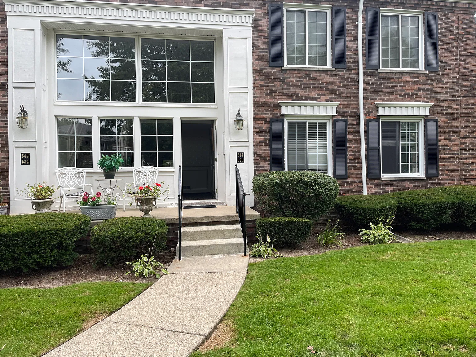 536 E Fox Hills Dr — Photo 1