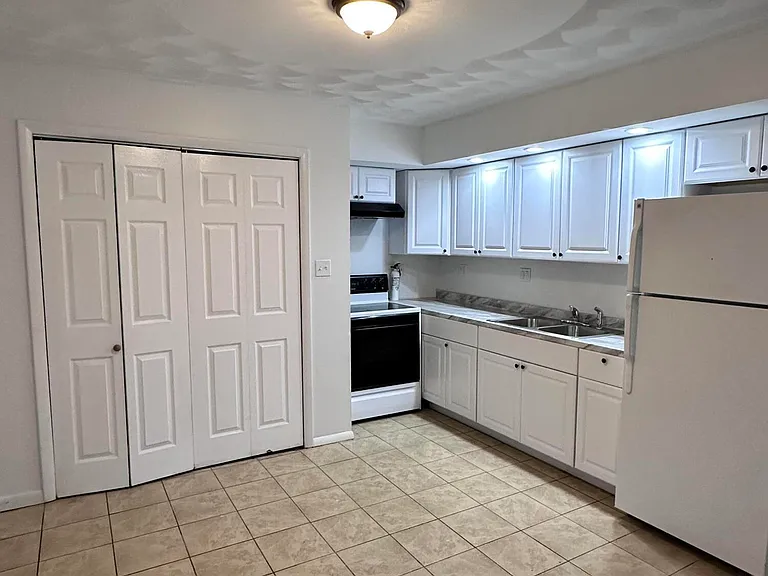 1215 Lori Ln — Photo 2