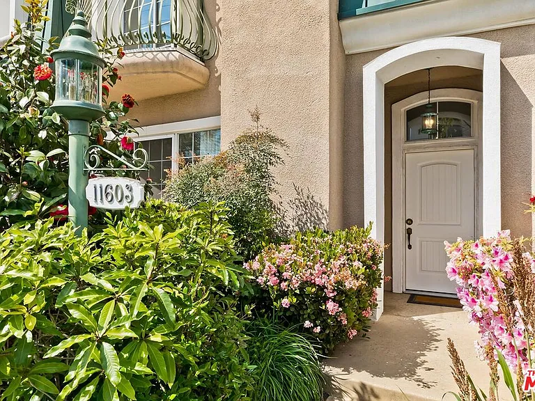 11603 Mississippi Ave — Photo 2