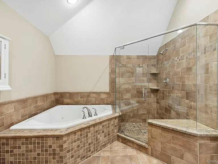 144 Round Swamp Rd — Photo 31