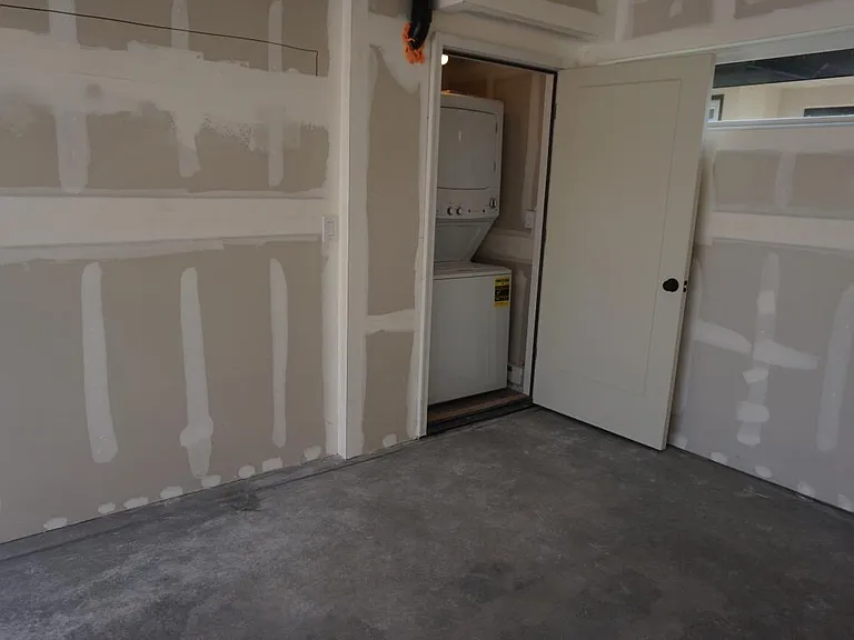 garage w laundry closet
