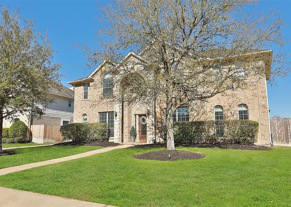 Gorgeous 2 story home in Villages of Northpointe! 4 Bedroom 3.5 baths! Study, Both Formals, Media and Gameroom!